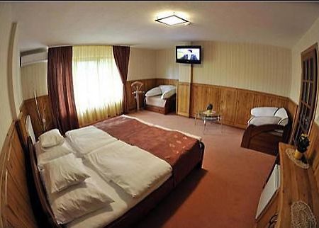 Trojka Hotel Es Panzio Solnoca Cameră foto